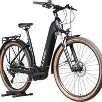 Vélo électrique Loop Sports Cube Nuride Hybrid Pro 750 noir avec pneus à flancs marron sur support en bois