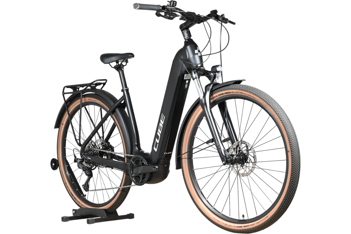 Vélo électrique Loop Sports Cube Nuride Hybrid Pro 750 noir avec pneus à flancs marron sur support en bois
