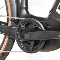 Gros plan sur le pédalier et le moteur électrique noir du vélo Loop Sports Cube Nuride Hybrid Pro 750