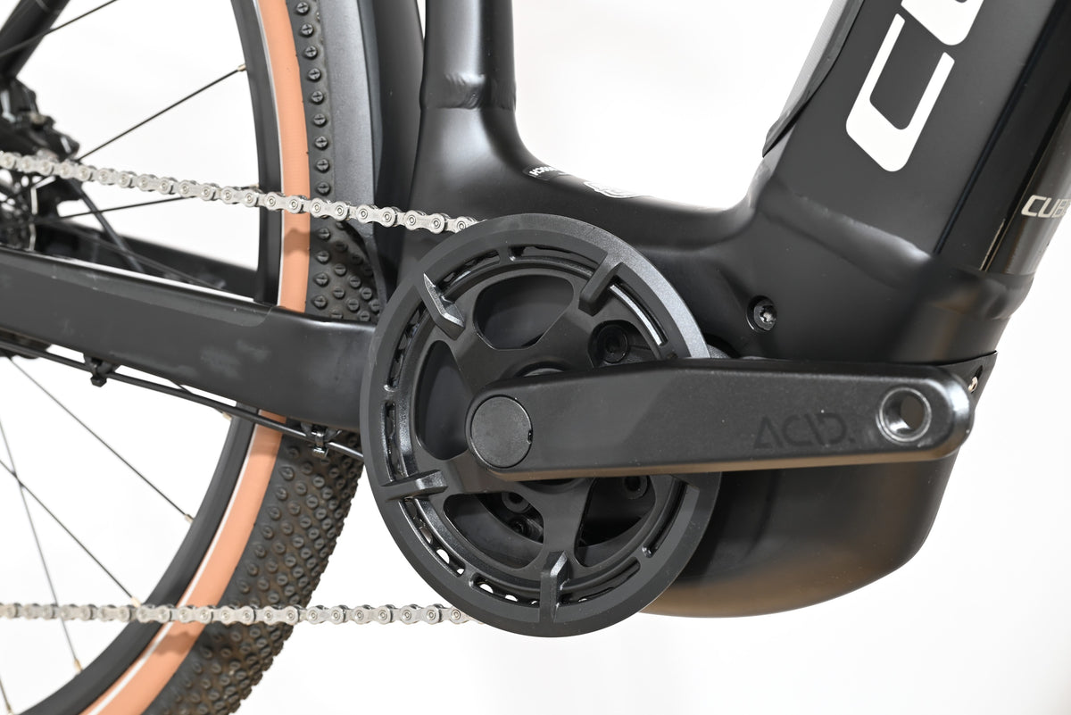 Gros plan sur le pédalier et le moteur électrique noir du vélo Loop Sports Cube Nuride Hybrid Pro 750