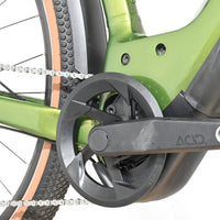 Gros plan sur le pédalier et le cadre vert olive du vélo électrique Cube Nuride Hybrid Pro 750 de Loop Sports