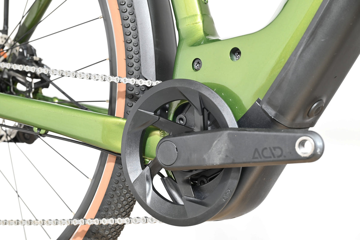 Gros plan sur le pédalier et le cadre vert olive du vélo électrique Cube Nuride Hybrid Pro 750 de Loop Sports
