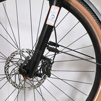 Gros plan sur la roue avant et la fourche suspendue NVX du vélo électrique Loop Sports Cube Nuride Hybrid Pro 750