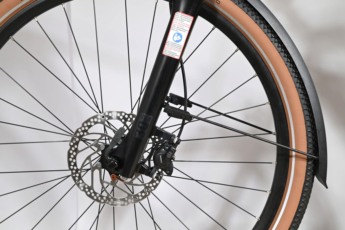 Gros plan sur la roue avant et la fourche suspendue NVX du vélo électrique Loop Sports Cube Nuride Hybrid Pro 750