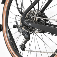 Gros plan sur la transmission et la roue arrière du vélo électrique Loop Sports Cube Nuride Hybrid Pro 750