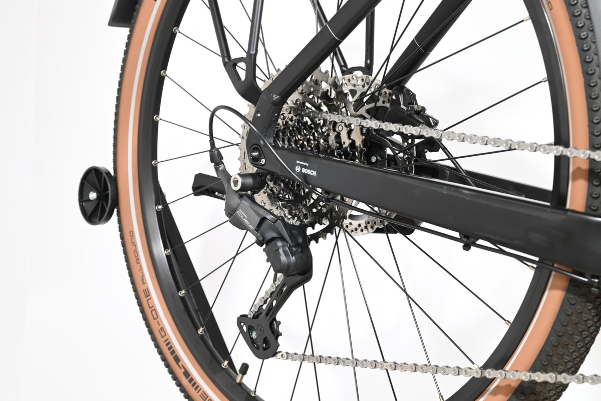 Gros plan sur la transmission et la roue arrière du vélo électrique Loop Sports Cube Nuride Hybrid Pro 750