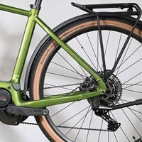 Gros plan sur la roue arrière et le moteur Bosch du vélo électrique Loop Sports Cube Nuride Hybrid Pro 750 vert