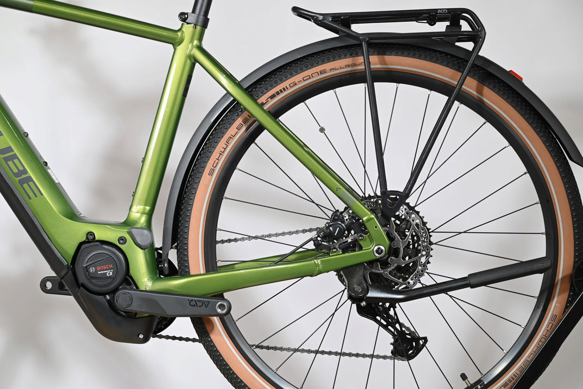 Gros plan sur la roue arrière et le moteur Bosch du vélo électrique Loop Sports Cube Nuride Hybrid Pro 750 vert