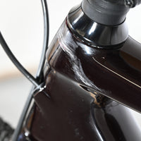 Gros plan sur une éraflure sur le cadre en carbone noir du vélo Loop Sports Cube Nuroad C:62 SLT