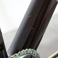 Gros plan sur le cadre en carbone noir du vélo gravel Loop Sports Cube Nuroad C:62 SLT avec des rayures visibles
