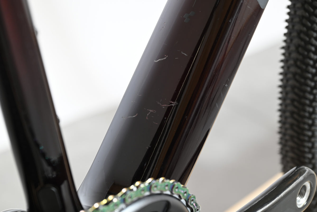 Gros plan sur le cadre en carbone noir du vélo gravel Loop Sports Cube Nuroad C:62 SLT avec des rayures visibles