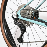 Dérailleur arrière Shimano GRX sur vélo gravel Loop Sports Cube Nuroad C:62 ONE bleu clair avec pneus à flancs tan