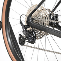 Gros plan sur le dérailleur arrière Shimano GRX et la cassette du vélo gravel Loop Sports Cube Nuroad C:62 ONE 2025