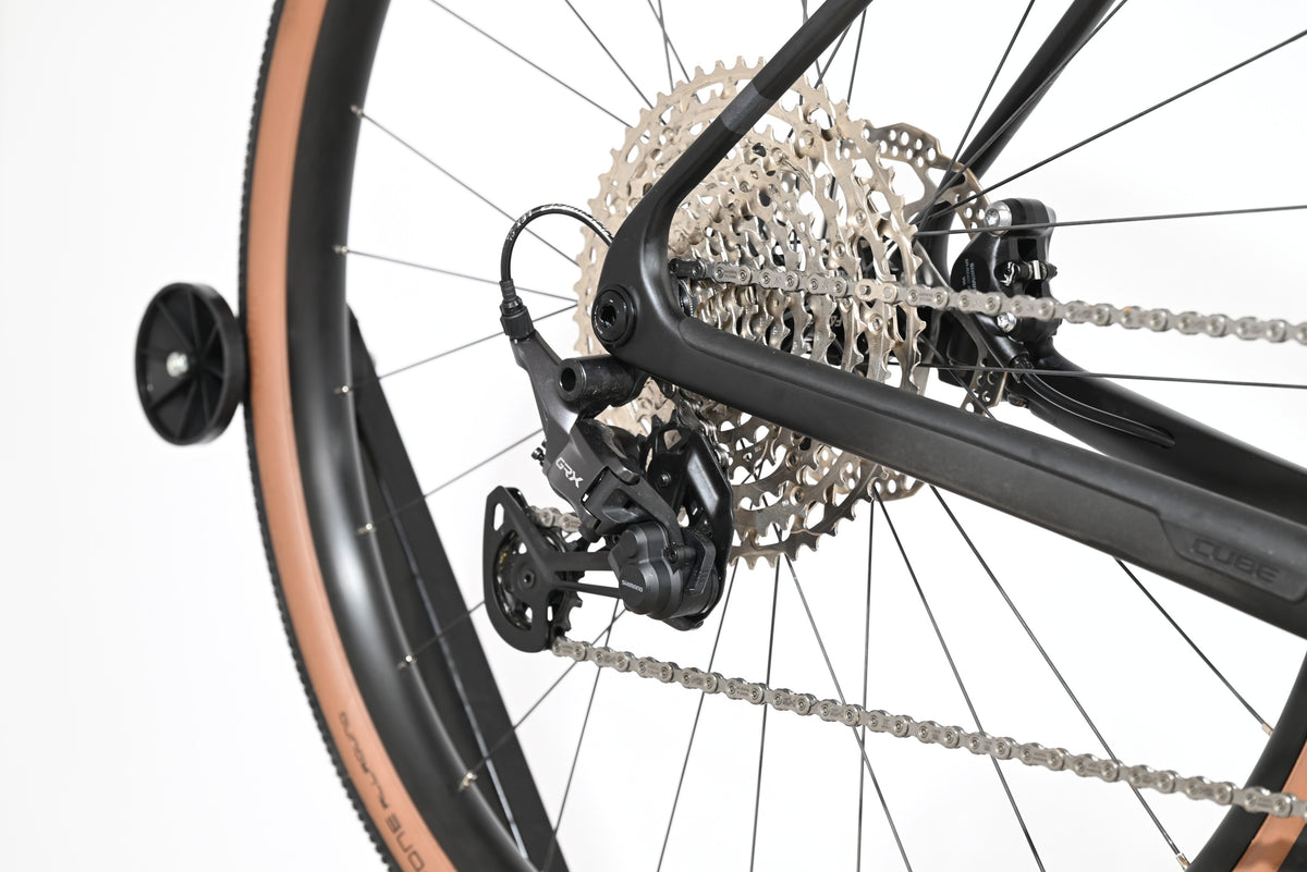 Gros plan sur le dérailleur arrière Shimano GRX et la cassette du vélo gravel Loop Sports Cube Nuroad C:62 ONE 2025