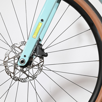 Gros plan sur la fourche bleu clair et le frein à disque Shimano GRX du vélo gravel Loop Sports Cube Nuroad C:62 ONE