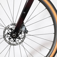 Gros plan sur la roue avant et le frein à disque hydraulique SRAM Force du vélo gravel Loop Sports Cube Nuroad C:62
