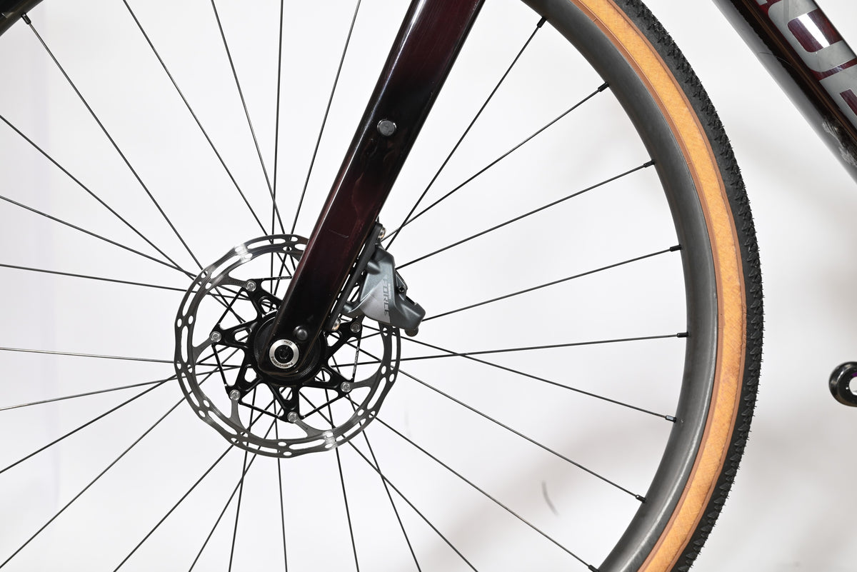 Gros plan sur la roue avant et le frein à disque hydraulique SRAM Force du vélo gravel Loop Sports Cube Nuroad C:62
