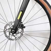 Gros plan sur la roue avant et le frein à disque hydraulique Shimano GRX du vélo gravel Cube Nuroad C:62 ONE Loop Sports