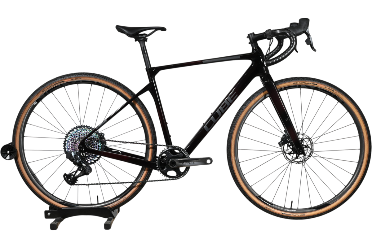 Vélo de gravel Cube Nuroad C:62 SLT 2023 noir avec cadre en carbone, disponible chez Loop Sports
