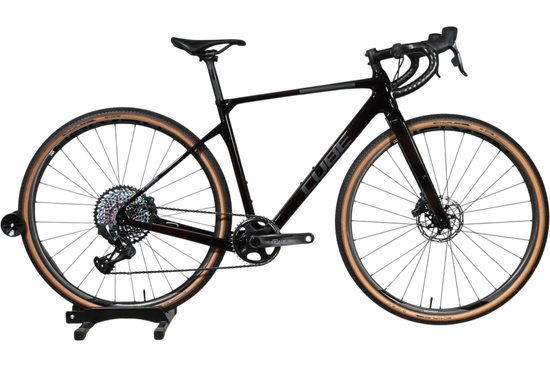Vélo de gravel Cube Nuroad C:62 SLT 2023 noir avec cadre en carbone, disponible chez Loop Sports