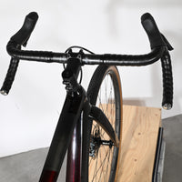Vue plongeante sur le guidon et le cadre en carbone noir du vélo gravel Loop Sports Cube Nuroad C:62 SLT 2023