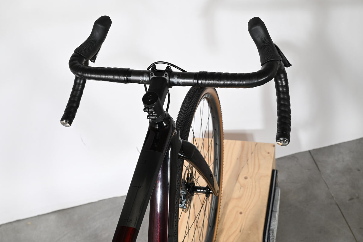 Vue plongeante sur le guidon et le cadre en carbone noir du vélo gravel Loop Sports Cube Nuroad C:62 SLT 2023