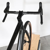 Vue rapprochée du guidon et du cadre en carbone noir du vélo gravel Loop Sports Cube Nuroad C:62 ONE 2025