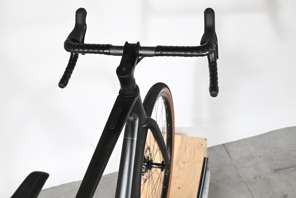 Vue rapprochée du guidon et du cadre en carbone noir du vélo gravel Loop Sports Cube Nuroad C:62 ONE 2025