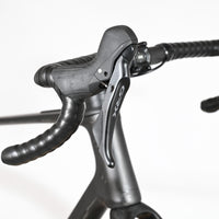 Leviers de frein et manettes de vitesse Shimano GRX noirs sur le guidon du vélo gravel Loop Sports Cube Nuroad C:62 ONE