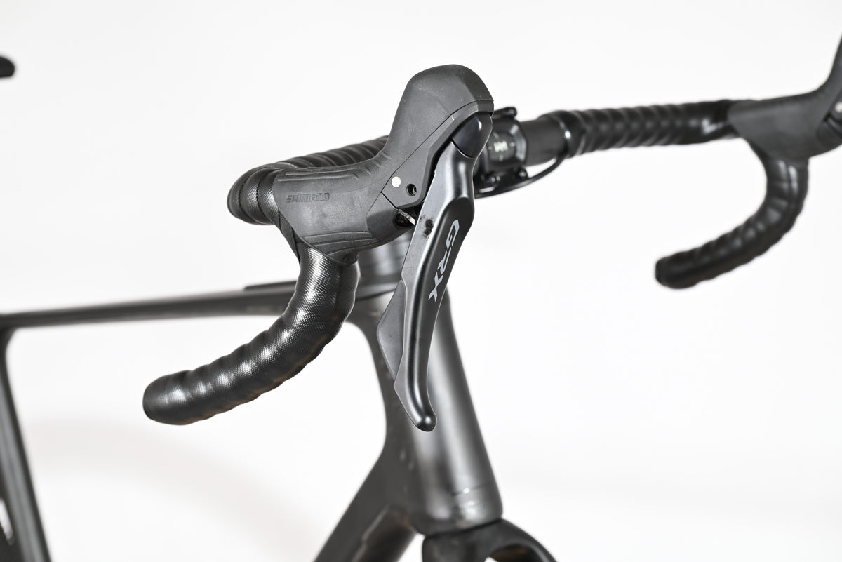 Leviers de frein et manettes de vitesse Shimano GRX noirs sur le guidon du vélo gravel Loop Sports Cube Nuroad C:62 ONE