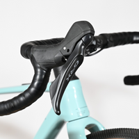 Leviers de frein Shimano GRX sur le guidon noir du vélo gravel Cube Nuroad C:62 ONE 2025 de Loop Sports