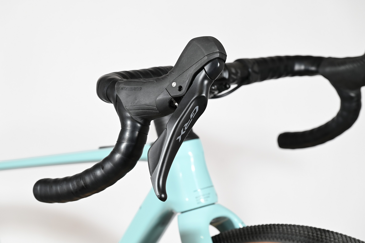 Leviers de frein Shimano GRX sur le guidon noir du vélo gravel Cube Nuroad C:62 ONE 2025 de Loop Sports