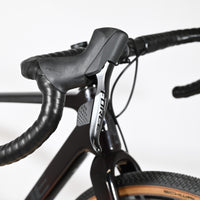 Leviers de frein et manettes SRAM Force sur le guidon en carbone du vélo gravel Loop Sports Cube Nuroad C:62 SLT