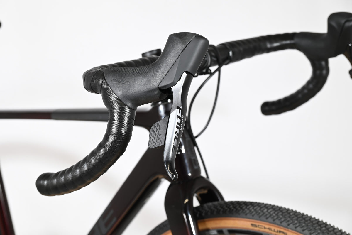 Leviers de frein et manettes SRAM Force sur le guidon en carbone du vélo gravel Loop Sports Cube Nuroad C:62 SLT