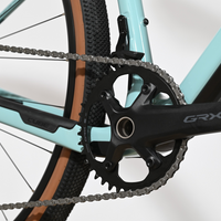 Gros plan sur le pédalier Shimano GRX et le cadre bleu clair du vélo gravel Cube Nuroad C:62 ONE de Loop Sports