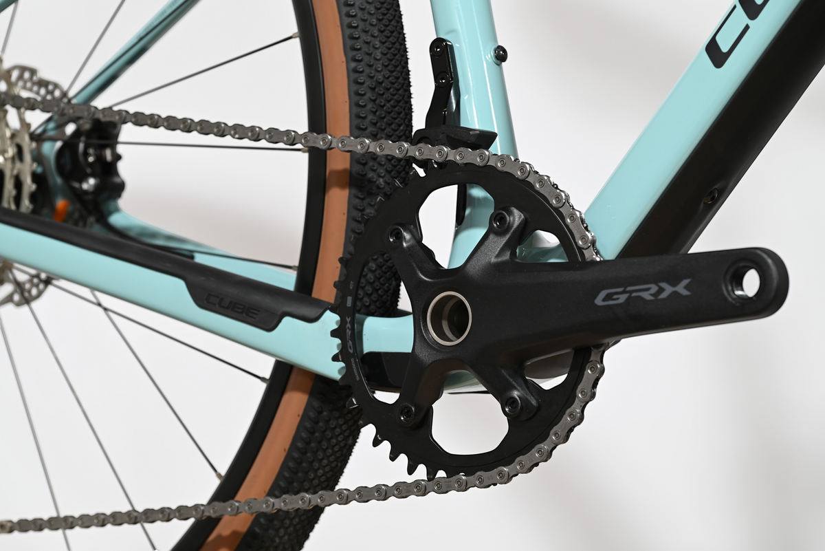 Gros plan sur le pédalier Shimano GRX et le cadre bleu clair du vélo gravel Cube Nuroad C:62 ONE de Loop Sports