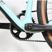 Gros plan sur le pédalier Shimano GRX et le cadre bleu clair du vélo gravel Cube Nuroad C:62 ONE chez Loop Sports