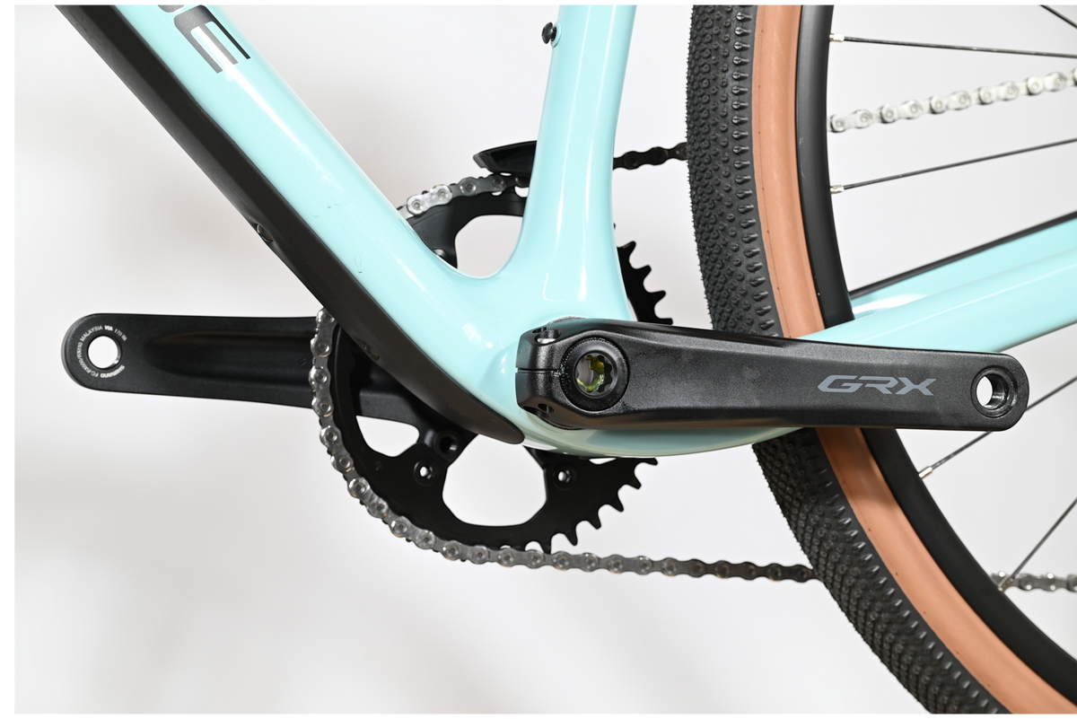 Gros plan sur le pédalier Shimano GRX et le cadre bleu clair du vélo gravel Cube Nuroad C:62 ONE chez Loop Sports