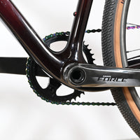 Gros plan sur le pédalier SRAM Force et la chaîne irisée du vélo gravel Cube Nuroad C:62 SLT chez Loop Sports