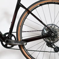 Gros plan sur la transmission et la roue arrière du vélo gravel Loop Sports Cube Nuroad C:62 SLT 2023 en carbone