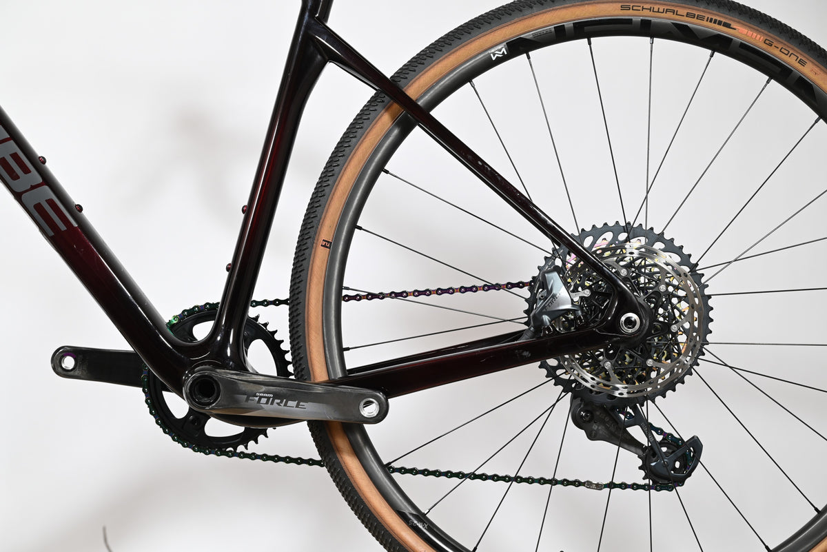 Gros plan sur la transmission et la roue arrière du vélo gravel Loop Sports Cube Nuroad C:62 SLT 2023 en carbone