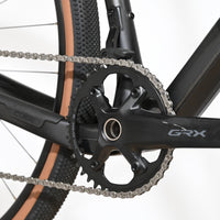 Transmission Shimano GRX du vélo gravel Loop Sports Cube Nuroad C:62 ONE avec cadre carbone noir et pneus tan