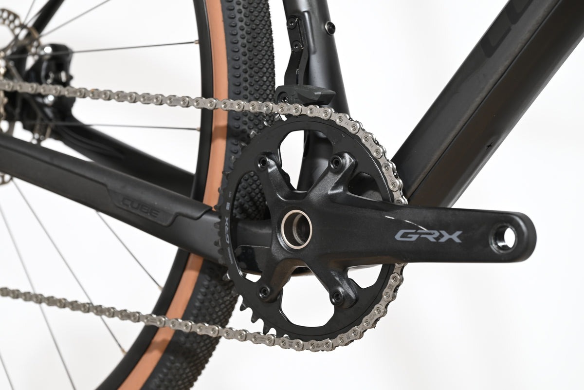 Transmission Shimano GRX du vélo gravel Loop Sports Cube Nuroad C:62 ONE avec cadre carbone noir et pneus tan