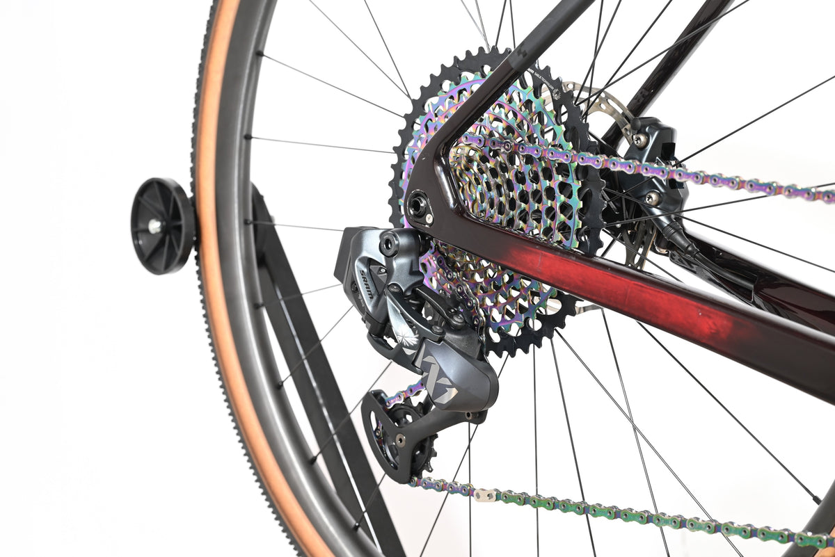 Transmission arrière SRAM X1 irisée sur vélo gravel Cube Nuroad C:62 SLT de Loop Sports avec cassette multicolore