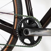 Transmission SRAM Force irisée sur vélo gravel Loop Sports Cube Nuroad C:62 SLT avec pneus à flancs beiges