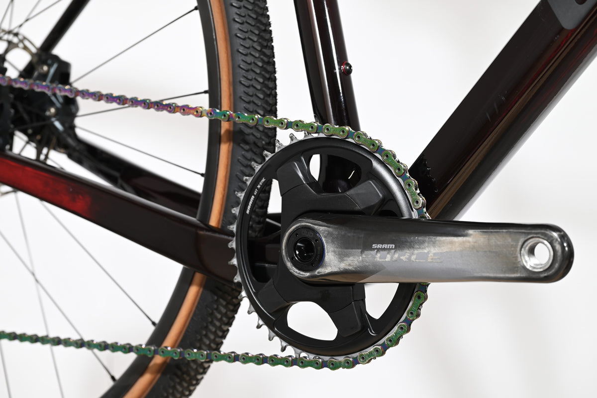 Transmission SRAM Force irisée sur vélo gravel Loop Sports Cube Nuroad C:62 SLT avec pneus à flancs beiges