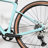 Gros plan sur le cadre bleu clair et la transmission Shimano GRX du vélo gravel Cube Nuroad C:62 ONE chez Loop Sports