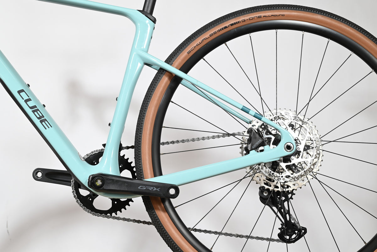 Gros plan sur le cadre bleu clair et la transmission Shimano GRX du vélo gravel Cube Nuroad C:62 ONE chez Loop Sports