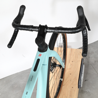 Vue plongeante sur le guidon et le cadre bleu clair du vélo gravel Cube Nuroad C:62 ONE 2025 chez Loop Sports