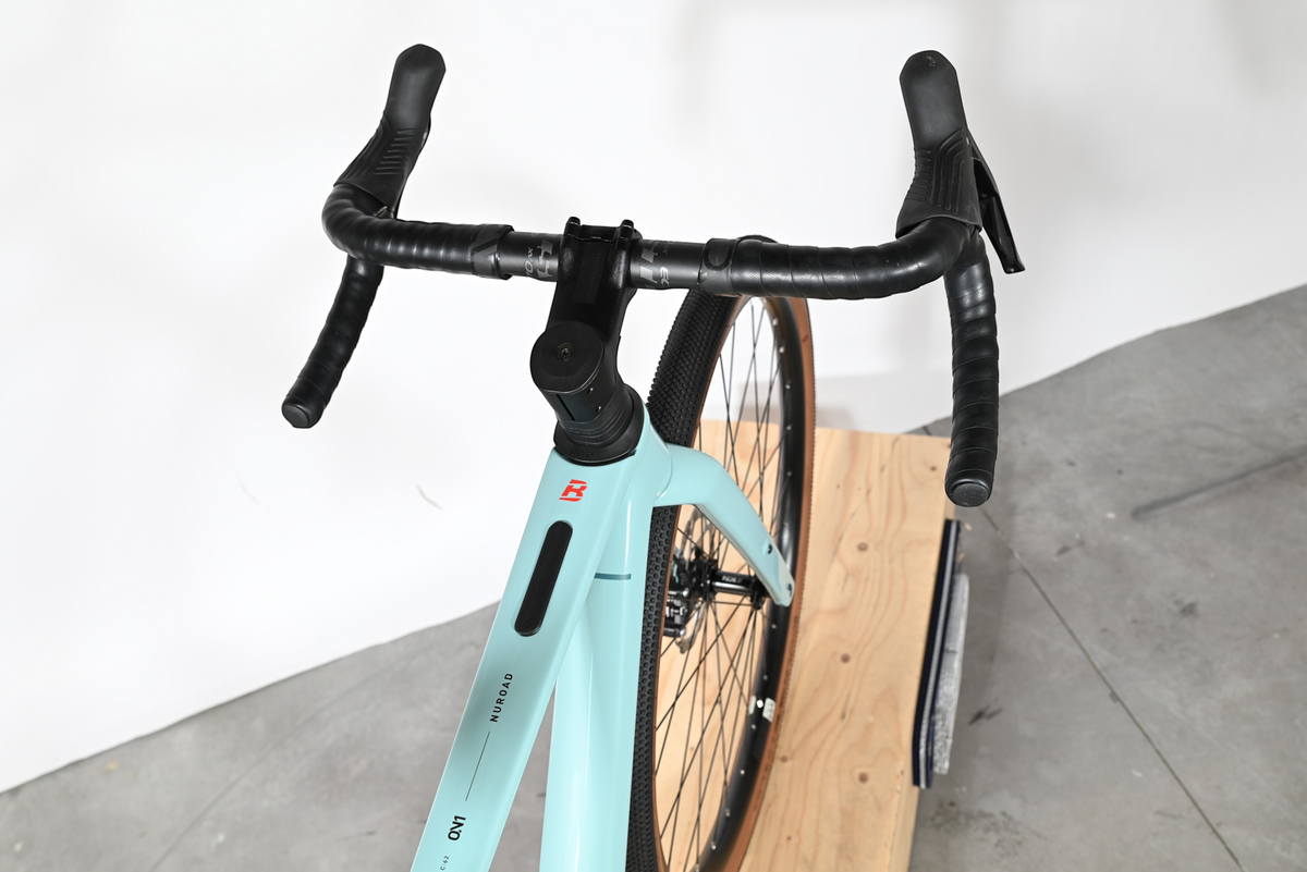 Vue plongeante sur le guidon et le cadre bleu clair du vélo gravel Cube Nuroad C:62 ONE 2025 chez Loop Sports
